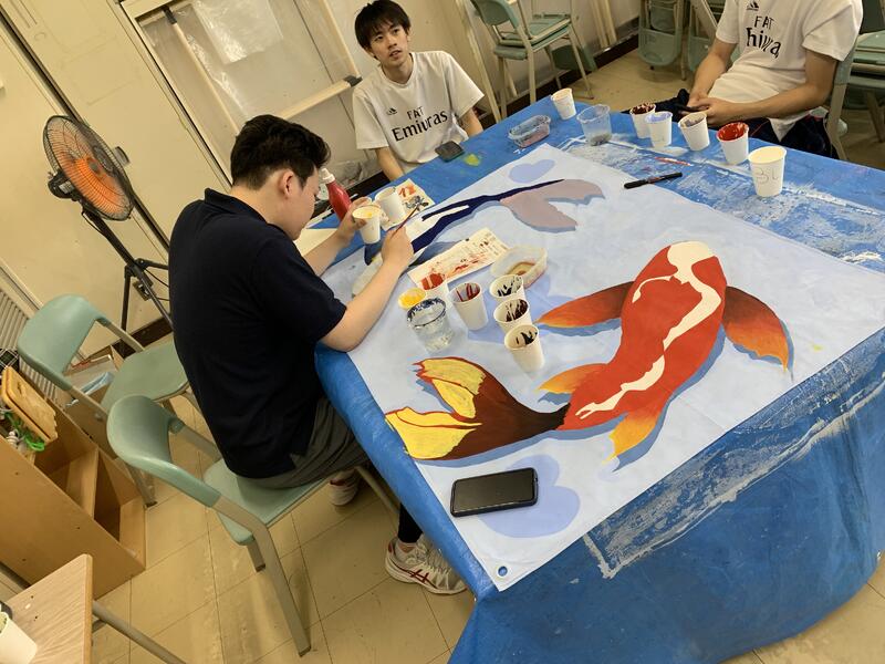 3年生　集中してフラッグを作成しています